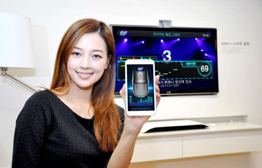 KT가 올레tv를 통해 노래 게임 서비스 '드림싱어'를 제공한다.  노래 가사와 멜로디 라인이 구현된 TV 화면을 보면서 스마트폰을 노래 마이크로 사용하는 방식이다. 올레tv 모델이 '드림싱어' 서비스를 소개하고 있다. <KT 올레tv 제공>